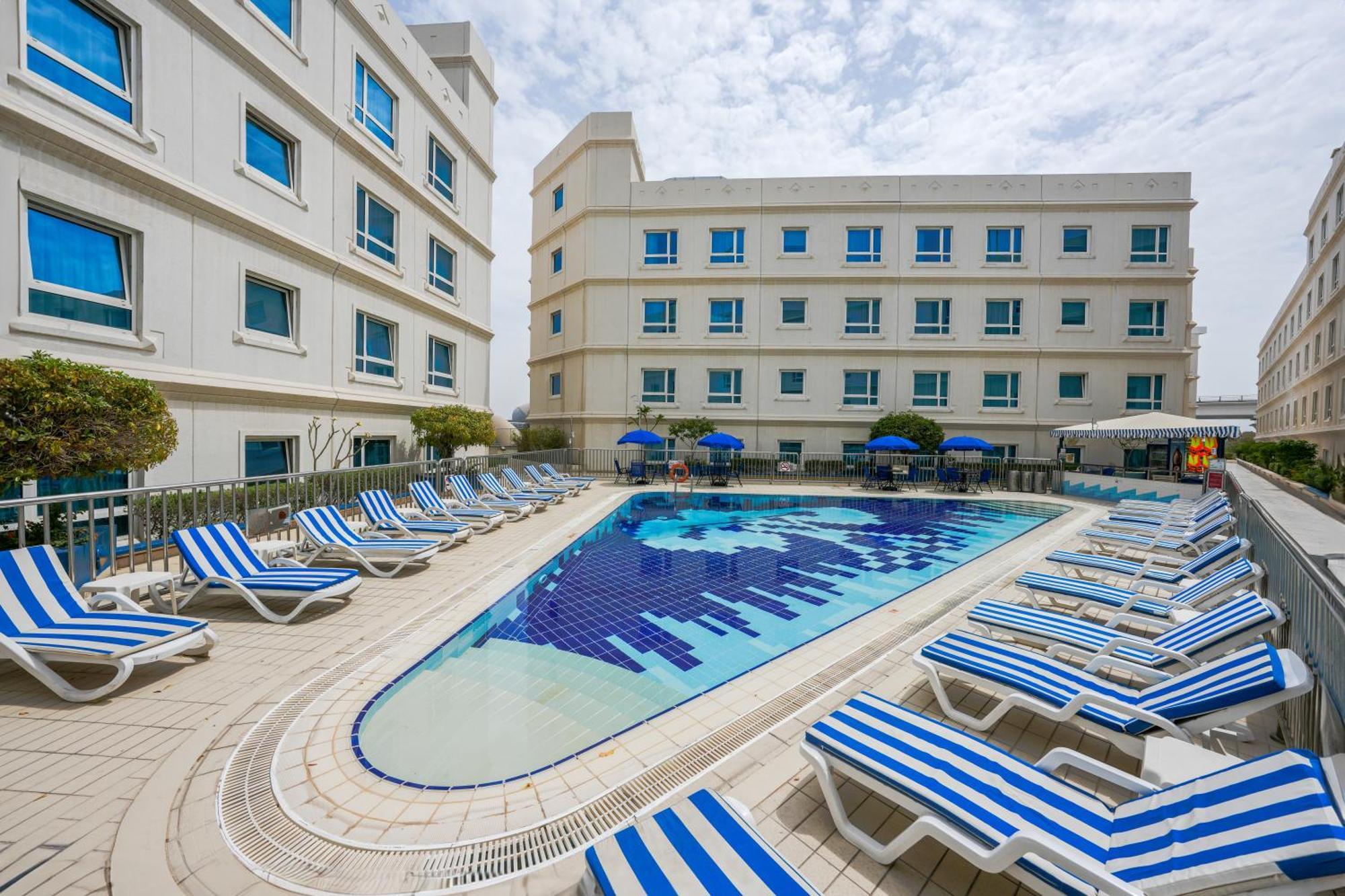 Апарт-готель Al Bustan Centre & 4*